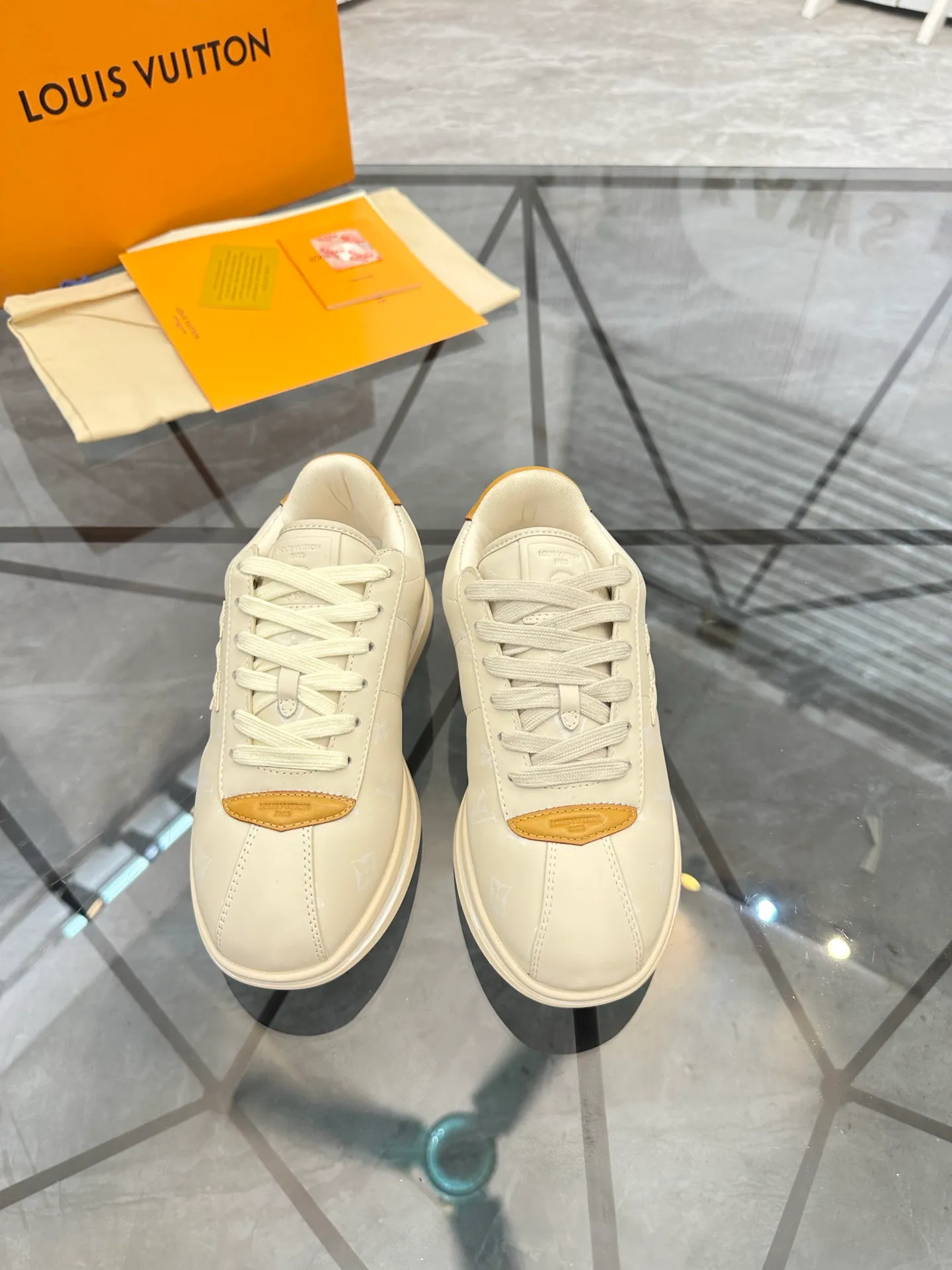 Men's shoes: 💰P700¥ Top quality Product trademark: LV* "Louis Vuitton*" low-top casual shoes Regular size: 35-45 (can be customized to 46) Couple style Product materials: Imported cowhide upper, breathable lining, original outsole. Number: two